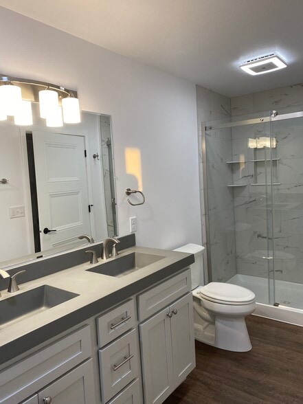 Main master bath - 501 Alyssa St