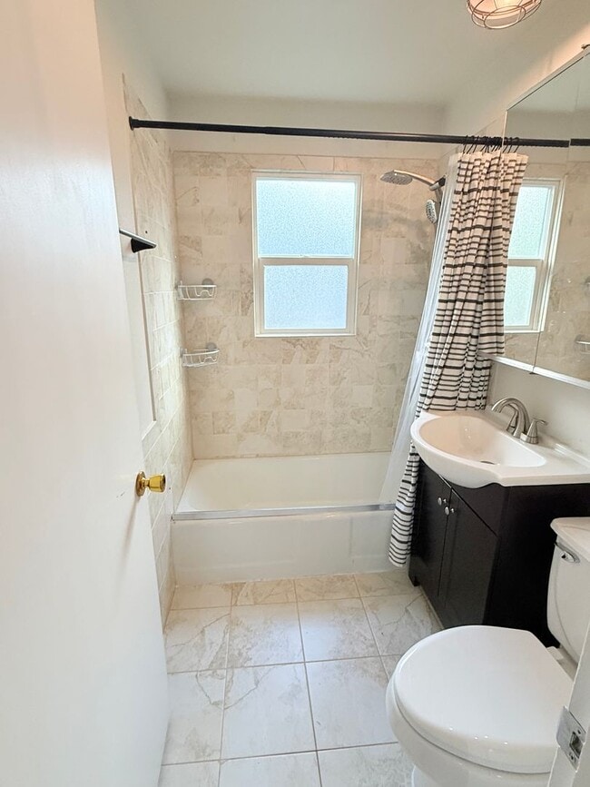 Building Photo - Rambler on corner lot in convenient Bremerton location!