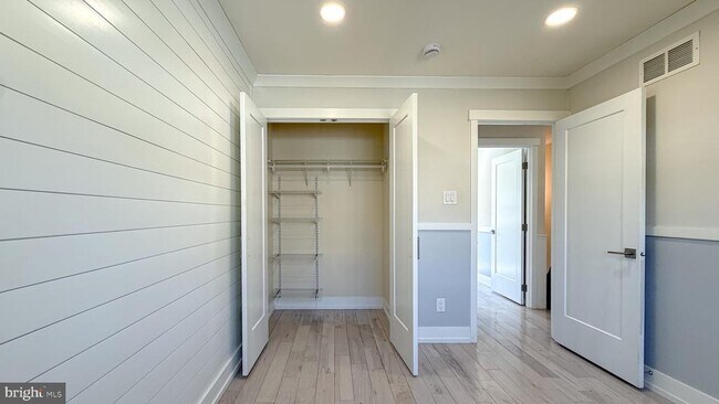 Building Photo - 10 Cedarbrook Dr