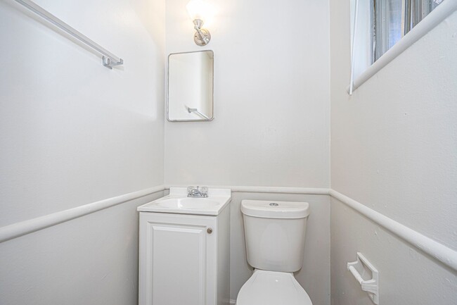 Building Photo - 4 Bedroom 1.5 Bath Home Near I-240 and I-3...