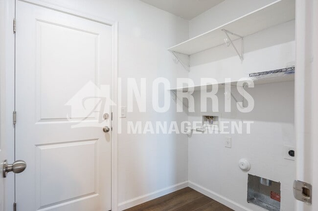 Building Photo - Beautiful Large Home Very Close to Freeway