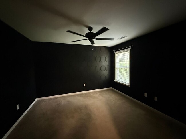 Building Photo - Gorgeous 3 Bed 2.5 Bath Plus Loft Home on ...