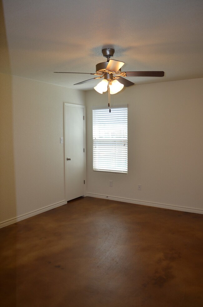 Building Photo - 914 Maplewood Dr