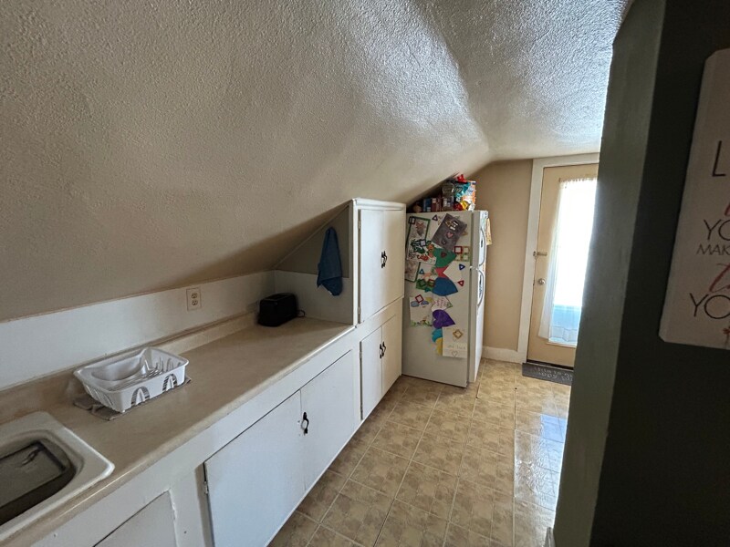 Building Photo - 1897 1/2 E Newberry St