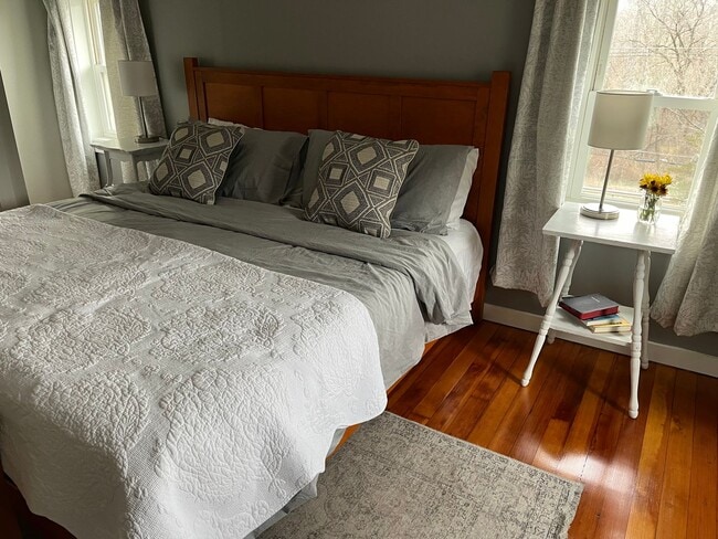 Building Photo - Centrally located 2 Bedroom, 2 Bathroom ho...