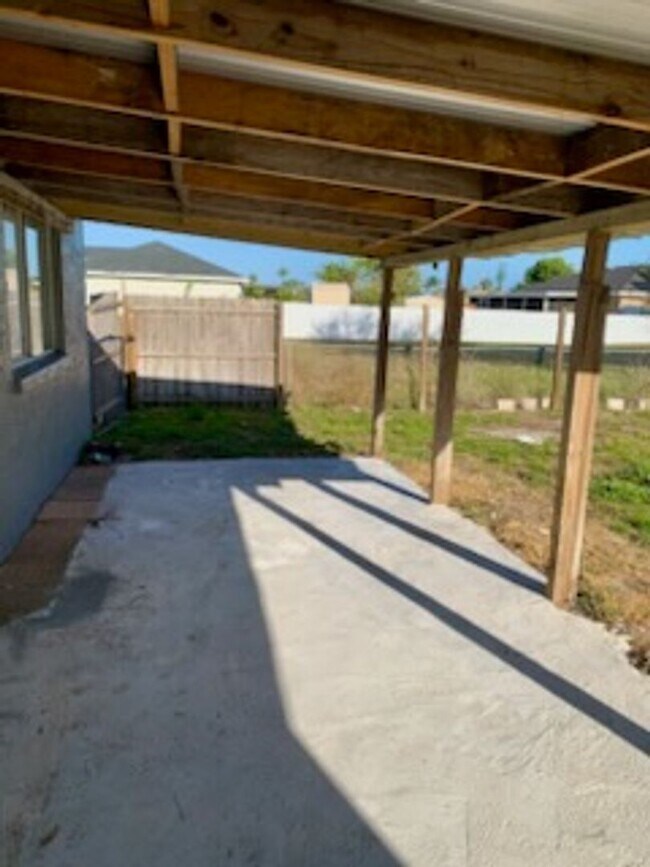 Building Photo - Priced to Rent 3/2