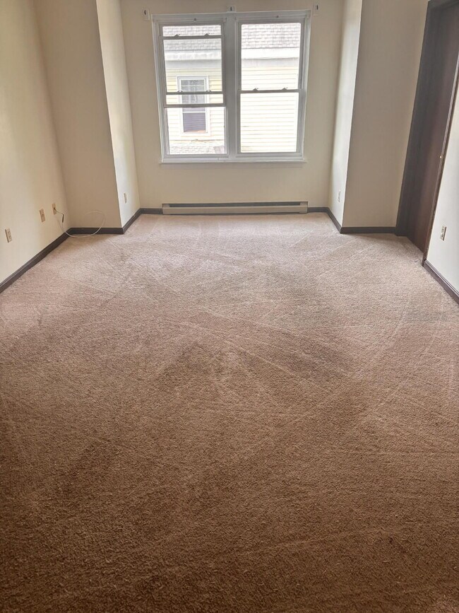 Building Photo - No more commute! Large 2 unit with parking - walk to downtown and BIW.