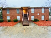 Building Photo - 2 bedroom/1 bath condo with off-street par...