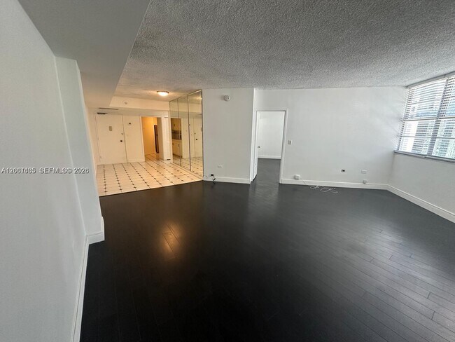 Building Photo - 999 Brickell Bay Dr