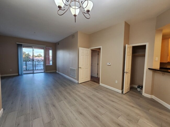 Building Photo - Great Park Ave Condo Unit!