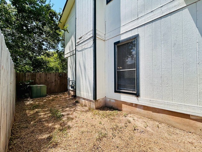 Building Photo - 1507 No Mor Cove