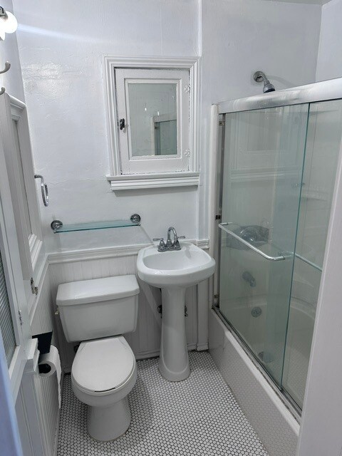 upstairs bathroom - 6107 Saturn St