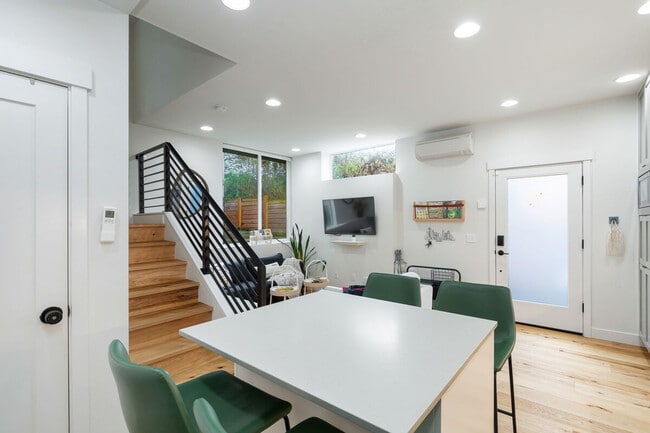 Building Photo - 58 W Cremona St