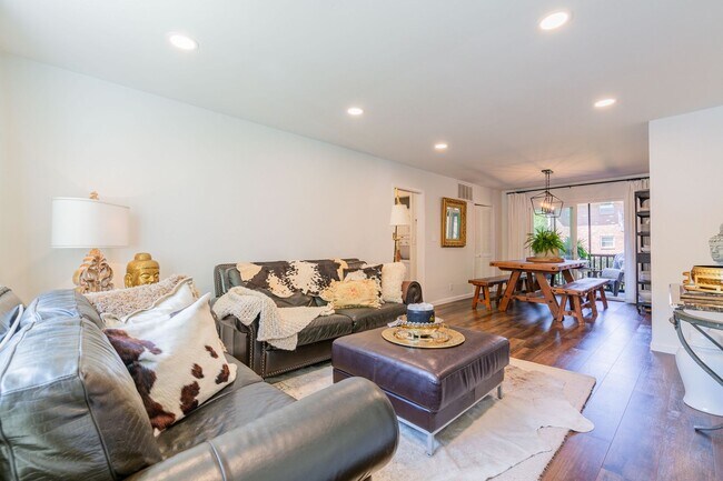 Building Photo - Fully Furnished 2 Bed/1 Bath Condo in High...