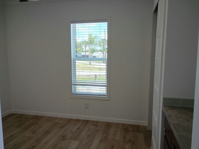 Building Photo - 32 Lily Dr
