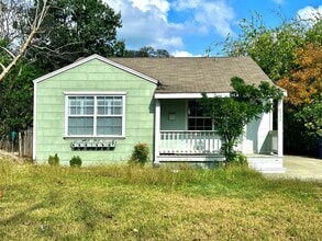 Building Photo - Cozy 2/1 Home