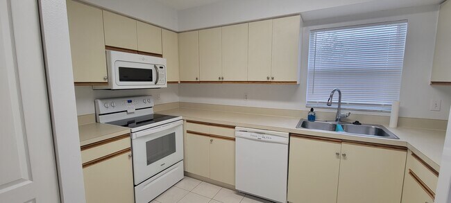 Building Photo - 2516 56th Ave E