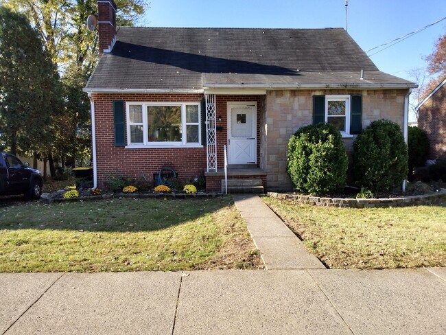 3 bedroom cape - 136 S 3rd St