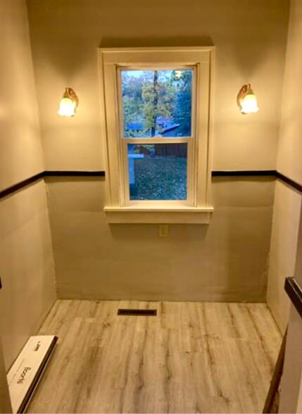 Building Photo - 630 W 7th Ave