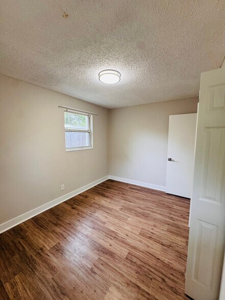 Building Photo - 2108 Burpee Dr