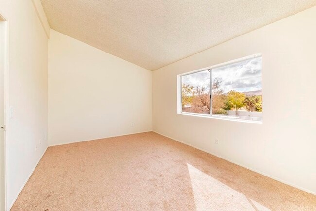 Building Photo - 55889 Santa Fe Trl