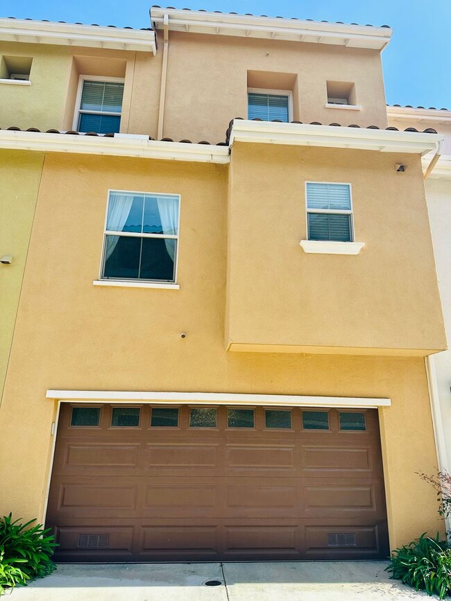 Building Photo - Luxury Tri-Level Townhome 2bd 2.5bth w Bon...