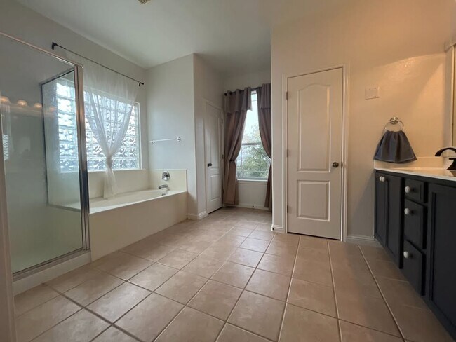 Building Photo - 11121 Silo Valley Dr