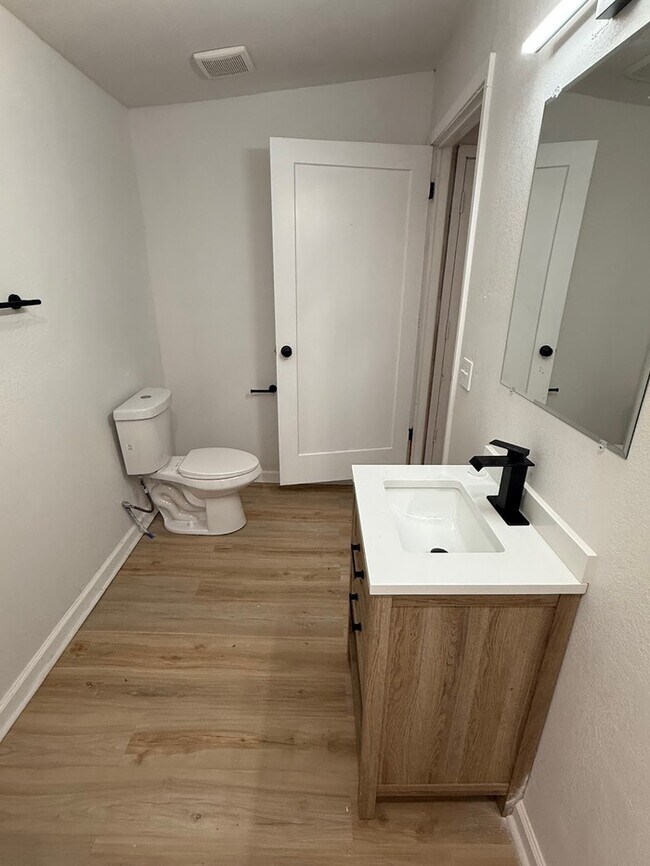 Building Photo - Newly remodeled 3 bedrooms and 2 full baths home located in Independence, MO