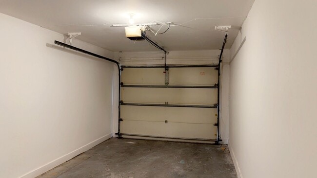 Building Photo - 153 Holland Park Cir