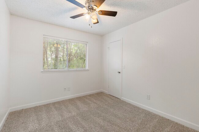 Building Photo - 10 Rockridge Ct