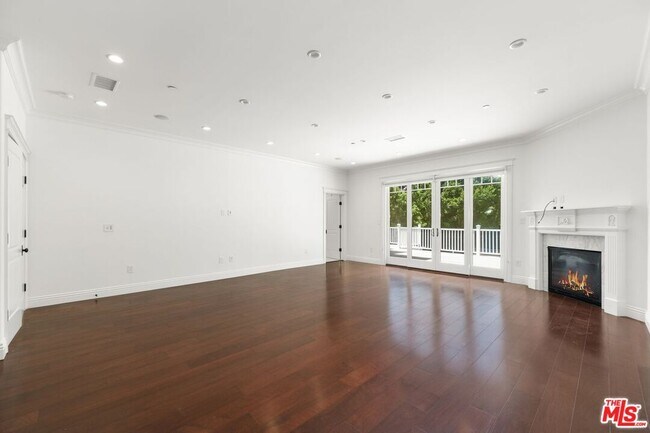 Building Photo - 453 S Bentley Ave