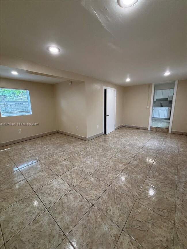 Building Photo - 825 NE 7th St