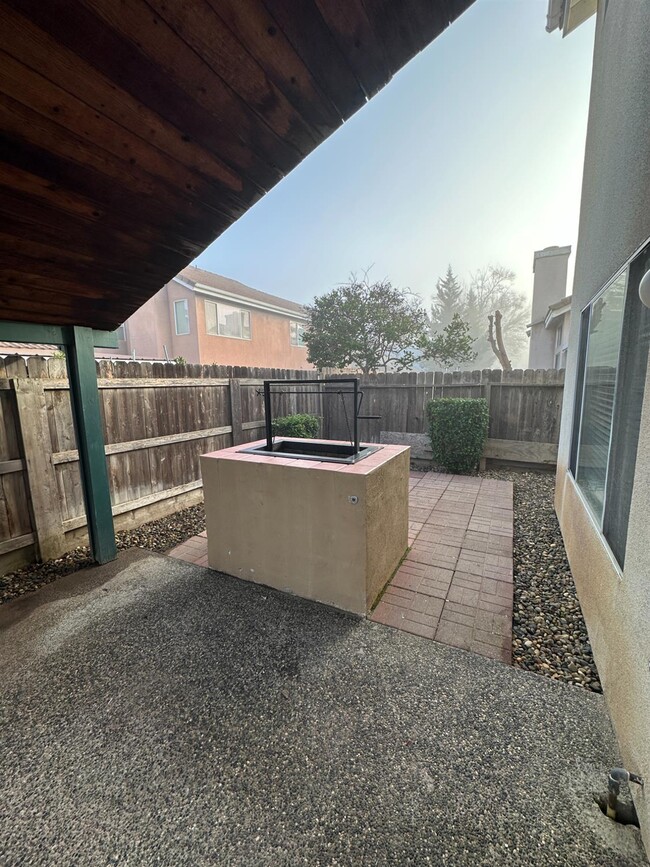 Building Photo - 273 W Cromwell Ave