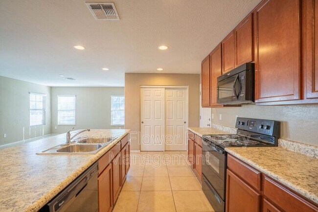 Building Photo - 533 N Ranger Trail