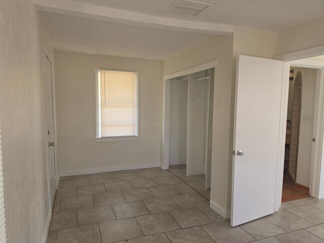 Building Photo - A quaint home offering a convenient location within walking distance to downtown Wickenburg