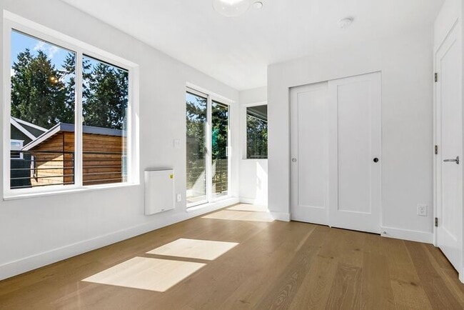 Building Photo - Fresh AIR CONDITIONED Arbor Lane Beauty!