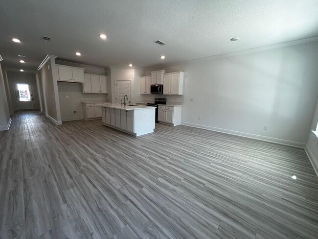 Building Photo - 250 Piper Cv