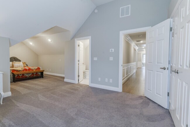 Building Photo - 2237 Guilford Ln
