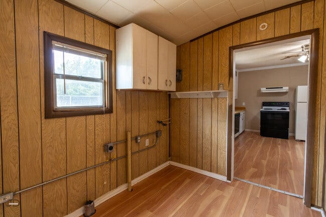 Building Photo - 709 E 1st St