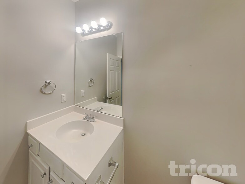 Building Photo - 654 Ivy Chase Loop