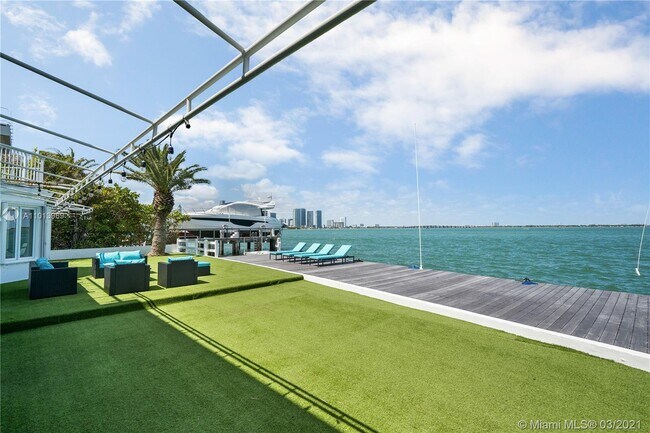 Building Photo - 1413 N Venetian Way