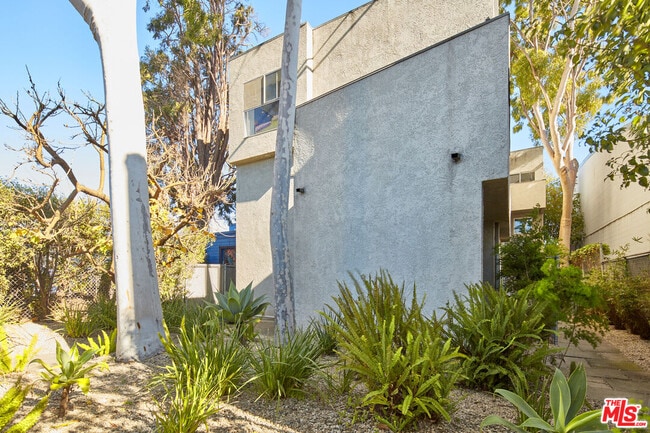 Building Photo - 558 Rose Ave