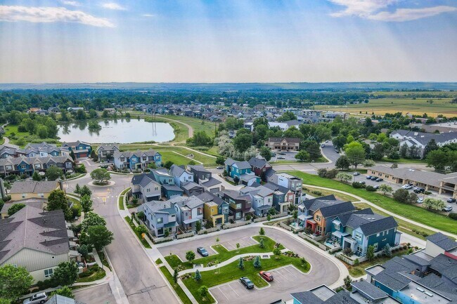 Building Photo - Discover this 3-bedroom, 2.5-bath townhome in Louisville!