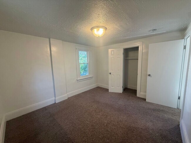 Building Photo - 560 Lovers Ln