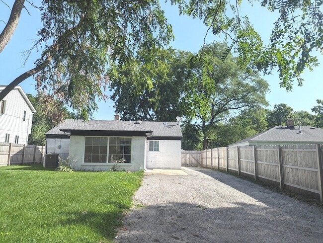 Building Photo - 2055 Magnolia Rd