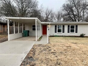 Building Photo - 2017 E Hillbrook St