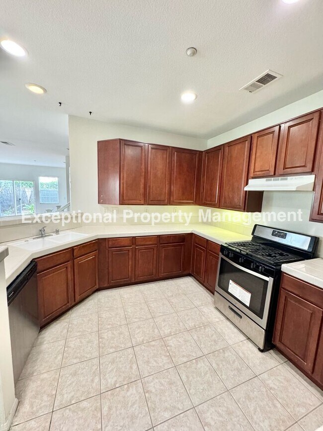Building Photo - Ready to move in 3 bed 3 bath home