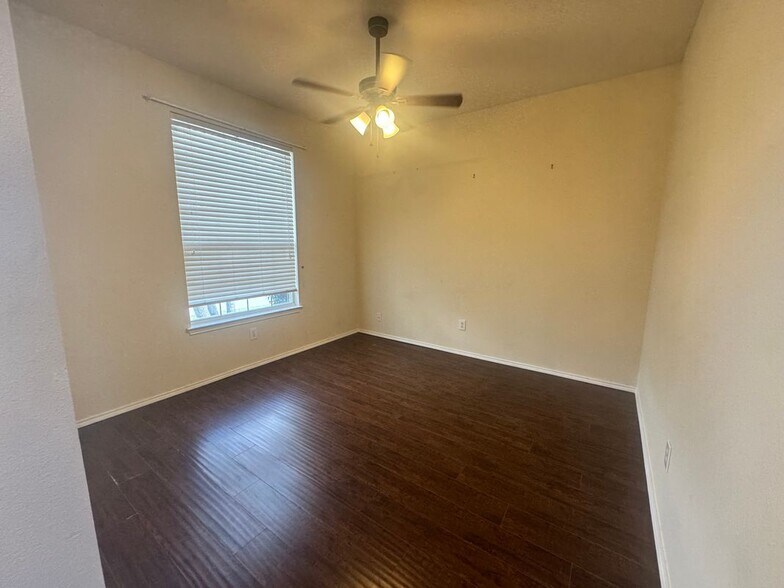 Building Photo - 1705 River Oaks Dr