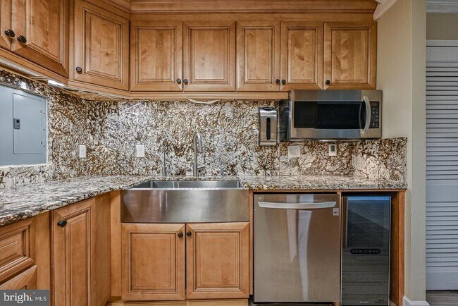 Building Photo - 1300 Army Navy Dr