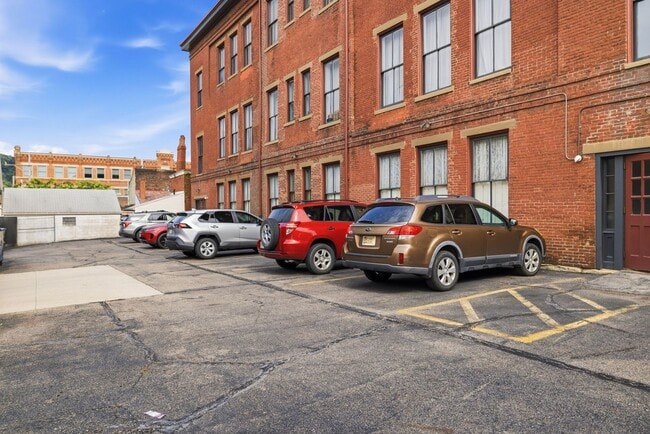 Building Photo - 910 Bingham St
